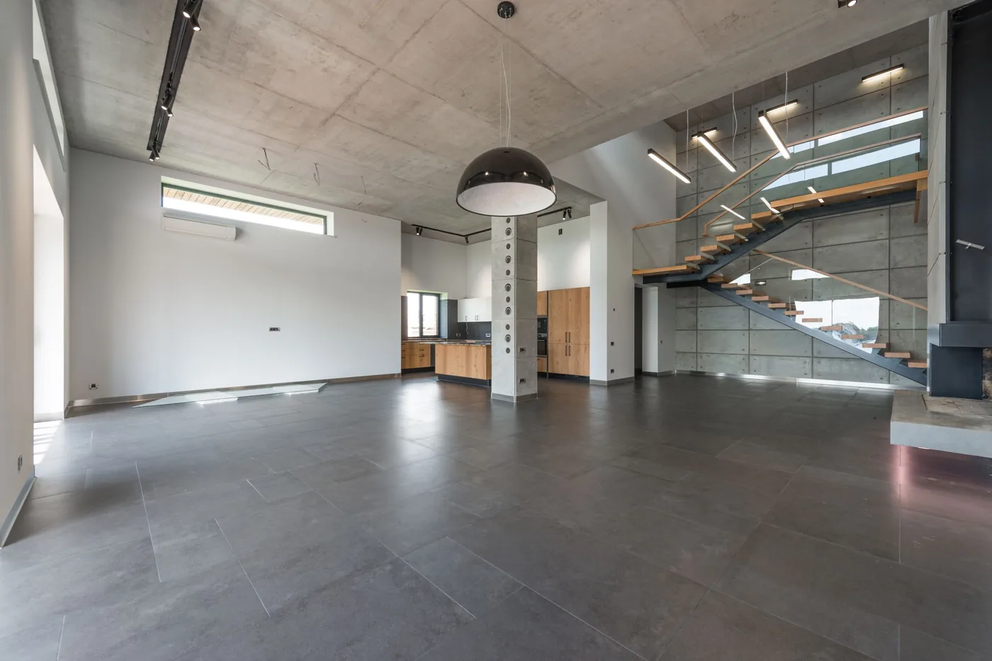 Pavimenti a basse emissioni e sostenibilità: A+, FloorScore, EMICODE, REACH e CAM